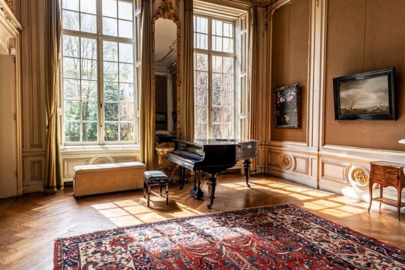 Fine Art Dealer